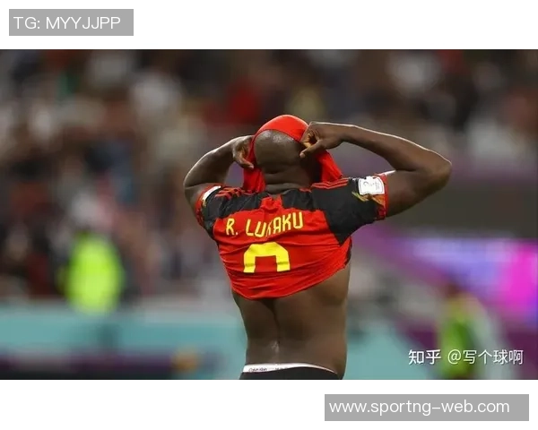 麦肯尼禁区内犹豫不决被断球错失良机